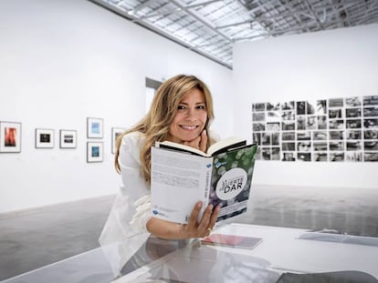 Susana Lloret en Bombas Gens y con el libro 'La suerte de dar'.