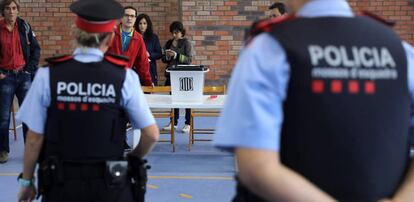 Dos mossos entran en un colegio en Figueras.