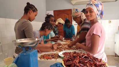 Un grupo de mujeres asiste a un curso de cocina en el centro de formaci&oacute;n de Kidist Mariam, en Meki (Etiop&iacute;a).