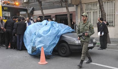 El coche del cient&iacute;fico iran&iacute; asesinado en el norte de Teher&aacute;n.