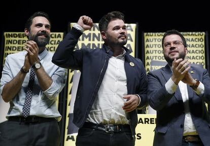 El cabeza de lista al Congreso por ERC, Gabriel Rufián (c), junto al vicepresidente de la Generalitat, Pere Aragonés (d), y el presidente del Parlament de Cataluña, Roger Torrent (i), durante el acto de inicio de campaña para las elecciones generales que su partido celebra esta noche en Barcelona.