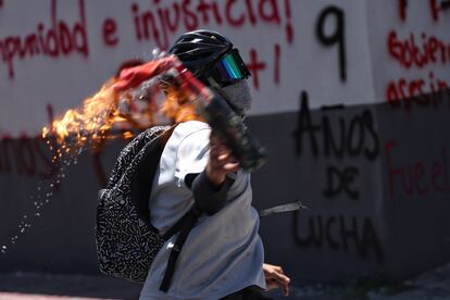 Estudiantes se manifiestan frente a las instalaciones del Centro de Investigación y Seguridad Nacional (CISEN) para exigir justicia por los 43 normalistas desaparecidos de Ayotzinapa, hoy en Ciudad de México (México).