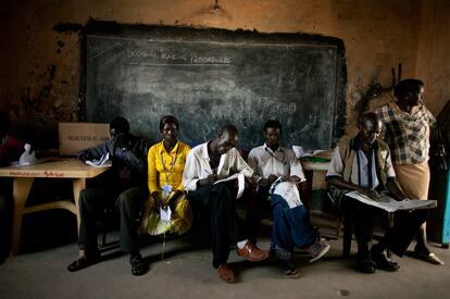 Un grupo de observadores toma nota en un colegio electoral de Juba, en el sur de Sudán.