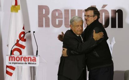 Ebrard saluda a L&oacute;pez Obrador en un acto de Morena.  