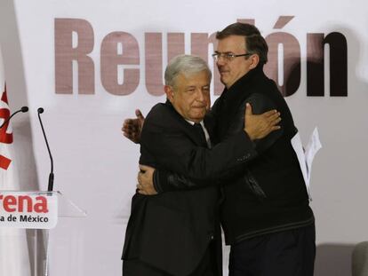 Ebrard saluda a L&oacute;pez Obrador en un acto de Morena.  