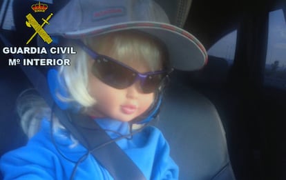 The doll posing as a child inside a vehicle caught in Madrid's A-6 carpool lane.