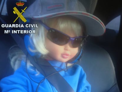 The doll posing as a child inside a vehicle caught in Madrid's A-6 carpool lane.
