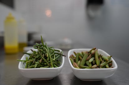 Unos platos con aceitunas de mar y espárragos de mar, en el restaurante del Hotel Cayena en Caracas.