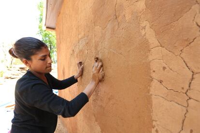 Yashoda Karki, de 29 años, ha sido beneficiaria de otra de las cabañas piloto temporales que sirven como ejemplo al resto del pueblo para construir viviendas seguras en las que vivir hasta que reconstruyan sus hogares.