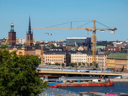 Suecia ha pasado de construir 75.000 viviendas a apenas 25.000. En la foto, una grúa en el centro de Estocolmo.