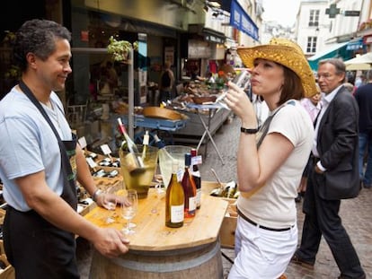 Degustación de vino en uno de los puestos del mercado de Mouffetard, en París.