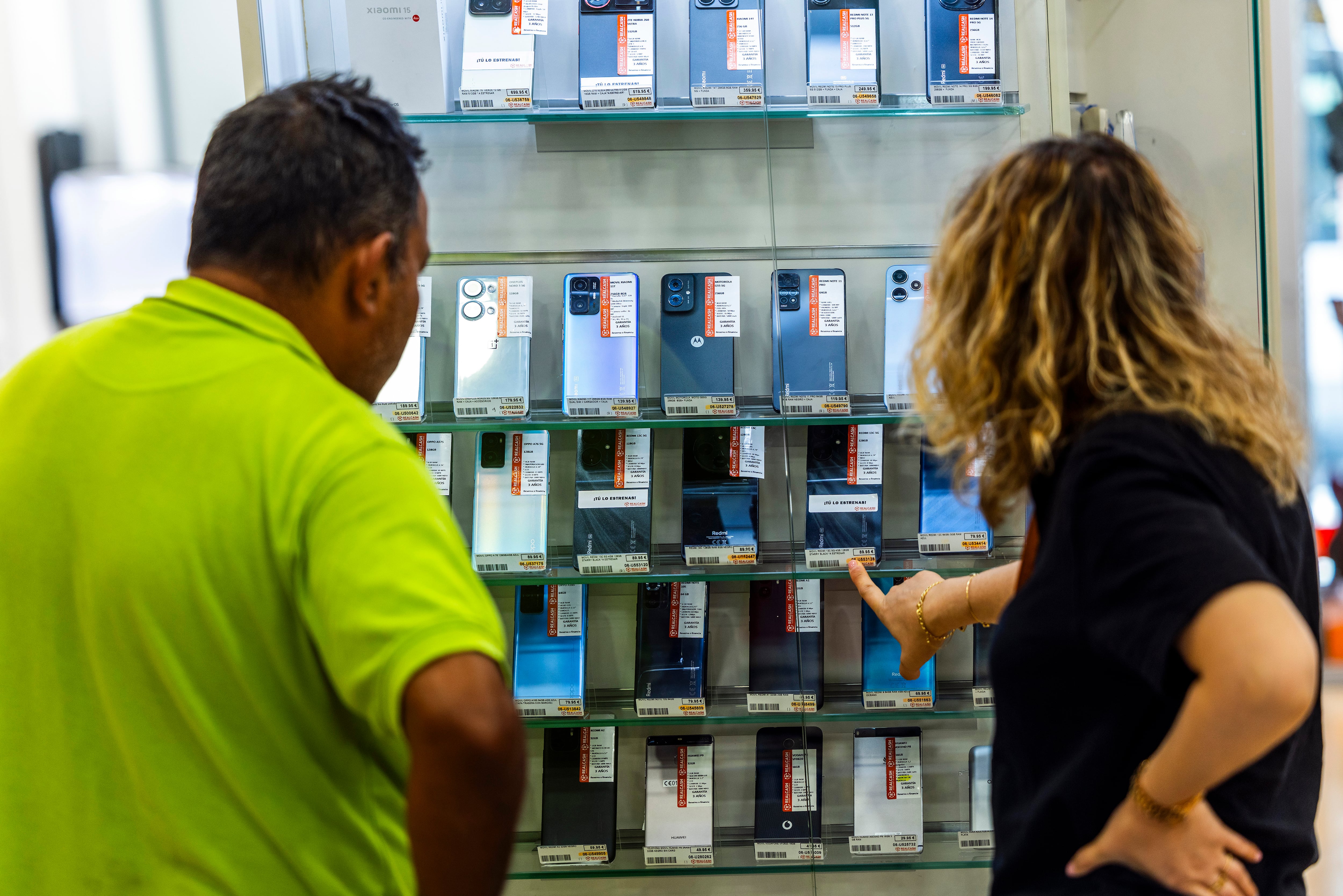 Uno de los productos usados más vendidos son los móviles. En la imagen, una tienda de Usera (Madrid) de Real Cash. 