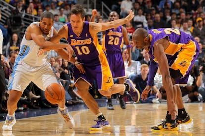 Andre Miller pierde la pelota ante Steve Nash