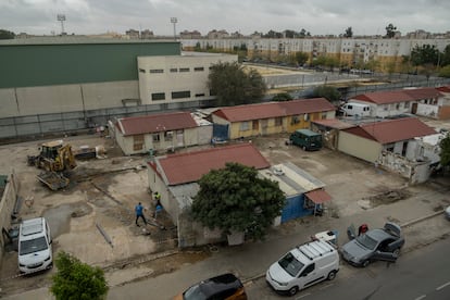 Obras en infraviviendas del Polígono Sur de Sevilla, el pasado jueves. 