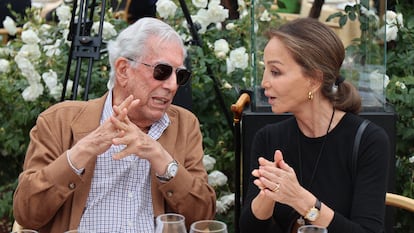 Mario Vargas Llosa e Isabel Preysler, durante la celebración de la Cátedra Vargas Llosa el 21 de octubre, en San Lorenzo de El Escorial (Madrid).