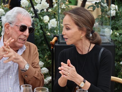 Mario Vargas Llosa e Isabel Preysler, durante la celebración de la Cátedra Vargas Llosa el 21 de octubre, en San Lorenzo de El Escorial (Madrid).