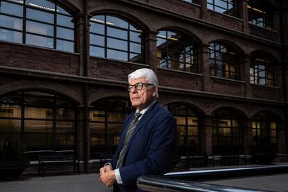 Manel Domínguez, en el patio de la Universidad Abat Oliba de Barcelona, donde ejerce como profesor emérito. 