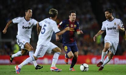 Messi, rodeado por Cristiano, Coentrao y Xavi Alonso en la ida de la Supercopa.