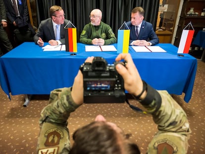 Desde la izquierda, los ministros de Defensa Boris Pistorius (Alemania), Oleksii Reznikov (Ucrania) y Mariusz Blaszczak (Polonia), durante la firma del acuerdo en la base de Ramstein, este viernes.