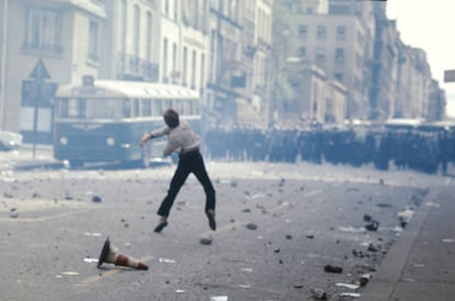 Confrontos entre estudantes e policiais em maio de 68 em Paris