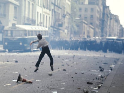 Enfrentamientos entre estudiantes y policías en Mayo del 68 en París.