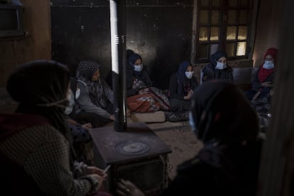 Un grupo de mujeres se reúne en el salón de una de las viviendas del asentamiento informal para abordar temas relacionados con sus preocupaciones, necesidades y problemas. Son los únicos momentos que logran poner su condición en el centro. Sus historias se repiten, sus desafíos también. La carga de la comunidad es un gran peso que solo ellas soportan.