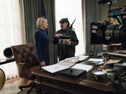 Robin Wright en el decorado del Despacho Oval de la sexta temporada de 'House of Cards'.