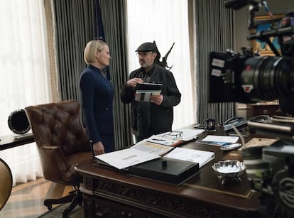 Robin Wright en el decorado del Despacho Oval de la sexta temporada de 'House of Cards'.