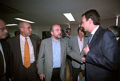 José Luis Rodríguez Zapatero y a su izquierda el diputado por Álava Javier Rojo y Joaquín Almunia.