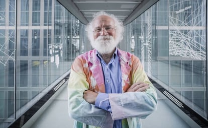 El ingeniero John Cohn con su característica bata de colores.
