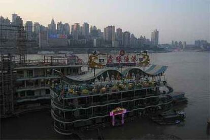 Vista de Chongqing desde la ribera norte del Jialing, uno de los ríos que bordean la ciudad.