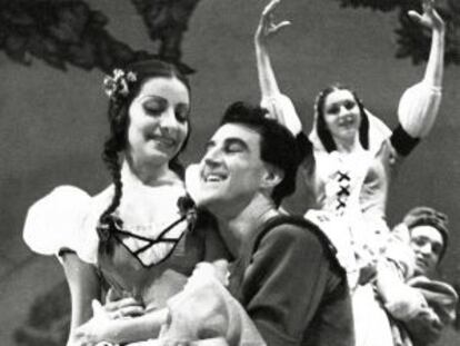 Alicia Alonso en su debut como Giselle en 1943, acompañada por Antón Dolin. Ballet Theatre, Metropolitan Opera House , Nueva York.