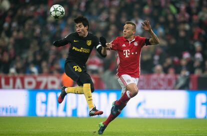 Rafinha del Bayern Munich ante Nico Gaitán de Atlético Madrid, en un lance del partido.