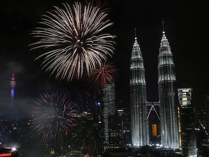 Vista del espect&aacute;culo pirot&eacute;cnico para dar la bienvenida al A&ntilde;o Nuevo junto a las Torres Petronas en Kuala Lumpur.