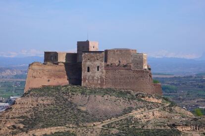 Built by the Arabs in the 10th century, Monzón’s fortress was captured by the Spanish Christians and later given to the Knights Templar, who educated future king James I the Conqueror here. Legend has it that on certain nights in May, a figure robed in white can be heard crying out – it is the last commander of the castle, who had to hand it over when the Templars were disbanded by order of Philip V of France in 1312.