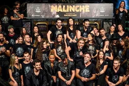 El compositor, Nacho Cano (al centro, con el micrófono), durante un evento alrededor de su nuevo musical "La Malinche" rodeado de miembros del elenco, el 7 de septiembre, en Madrid.