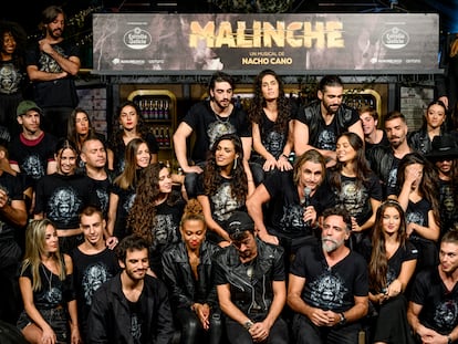 El compositor, Nacho Cano (al centro, con el micrófono), durante un evento alrededor de su nuevo musical "La Malinche" rodeado de miembros del elenco, el 7 de septiembre, en Madrid.