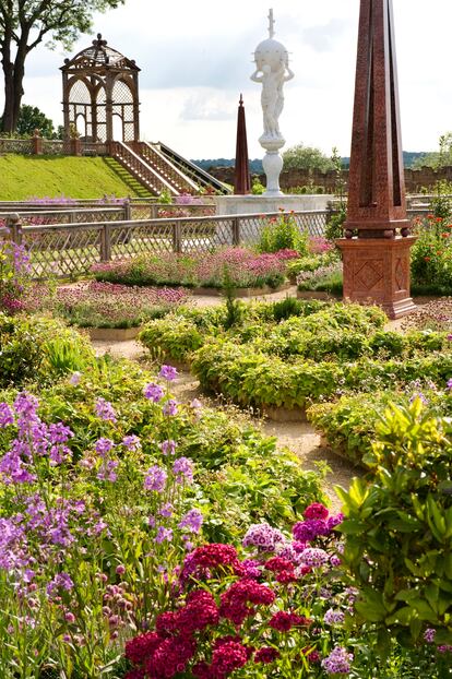 Jardín de estilo isabelino en un castillo británico.