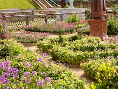 Jardín de estilo isabelino en un castillo británico.