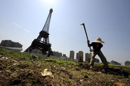 <b>¿Réplica u original?</b> <br>Réplica. Esta imitación del monumento más conocido de París se encuentra en Tianducheng, a unos 175 kilómetros de Shanghai, y tiene 108 metros (la original mide 300 metros). Y no sólo se encuentra el monumento, también han replicado el Campo de Marte, el jardín que rodea a la torre.