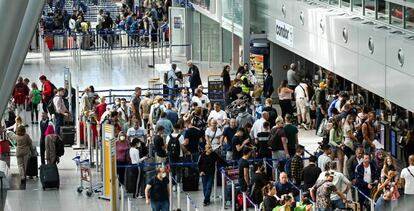 Decenas de pasajeros en la terminal del aeropuerto alemán Duesseldorf el pasado día 1.