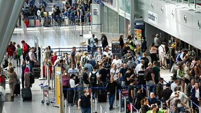 Decenas de pasajeros en la terminal del aeropuerto alemán Duesseldorf el pasado día 1.
