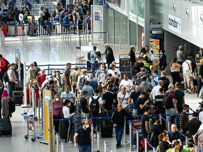 Decenas de pasajeros en la terminal del aeropuerto alemán Duesseldorf el pasado día 1.