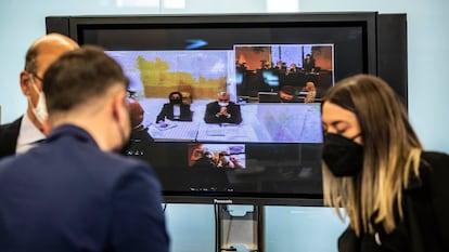 Varios diputados de la comisión Kitchen, durante la sesión del pasado 17 de marzo en la que compareció por videoconferencia el extesorero del PP Luis Bárcenas.