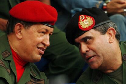 Raúl Isaías Baduel y Hugo Chávez, en una imagen de 2006.