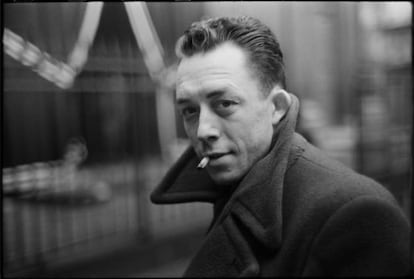 Albert Camus, 1947, en su retrato más mítico.