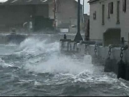 El oleaje de una tormenta amenaza con inundaciones en Inglaterra y Holanda