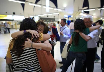 Una familia se despide en el aeroperto de Sevilla. 