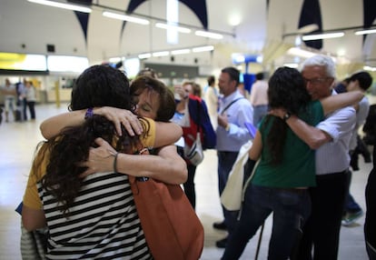 Una familia se despide en el aeroperto de Sevilla.