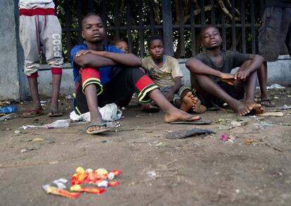 La lluvia o el sol despierta a los niños de la calle de Calabar que han pasado la noche refugiados en algún parque donde el pegamento u otras drogas les ayudan a evadirse.